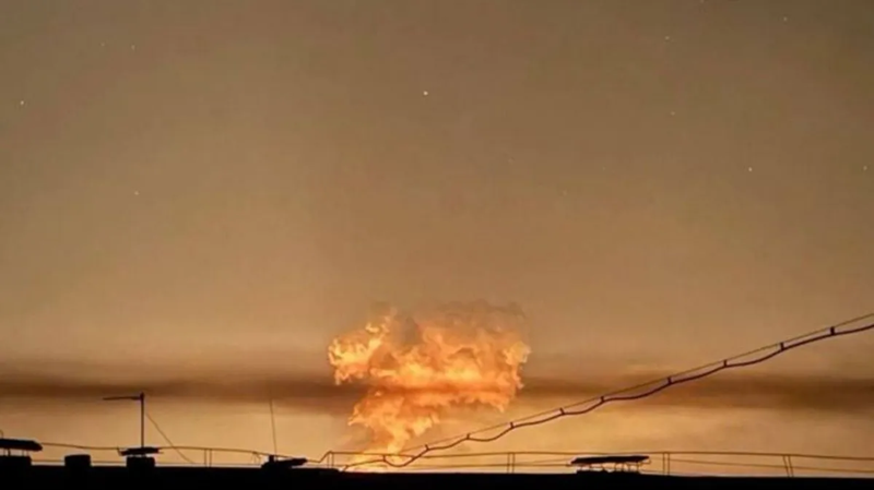 Lực lượng đột kích Nga đã tiến dọc theo cánh đồng bên trái đường cao tốc H7, tiến sâu khoảng 2 km, trước tiên chiếm giữ trạm xăng và trạm trung chuyển khí đốt. Trạm khí đốt này từng bị Ukraine đánh phá và bốc cháy vào ngày 21/3, đến nay vẫn chưa tắt lửa. Ảnh: Telegram