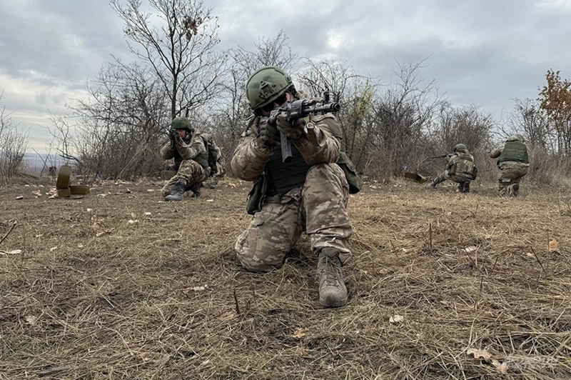 Trong quá trình này, hai lực lượng đặc nhiệm Nga là Akhmat và GRU đã không tổ chức kháng cự đáng kể mà rút lui. Trước đó, trưa ngày 23/3, họ được điều đến để tăng viện cho ngôi làng này, đẩy lùi toàn bộ các đợt tấn công của Ukraine trong ngày và làm xoay chuyển cục diện. Tuy nhiên, không ngờ khi Ukraine mở cuộc tấn công thứ hai vào ngày hôm sau, họ lại tháo chạy, khiến tình hình tại Belgorod nhanh chóng xấu đi. Ảnh: Aif.ru