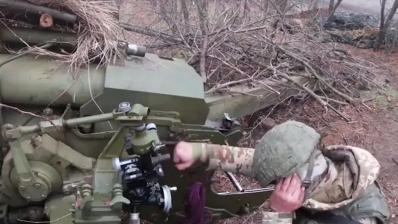 Việc họ rút lui đã giúp Ukraine dễ dàng chiếm được khu trung tâm của ngôi làng. May mắn thay, các đơn vị thuộc Lữ đoàn 40 (Nga) đóng quân tại đây từ trước cùng với lực lượng tăng viện từ Lữ đoàn 155 mới đến đã không bỏ chạy. Họ thậm chí tổ chức phản công, nhờ đó quân đội Ukraine vẫn chưa thể chiếm được khu vực phía bắc của làng. Hiện tại, phần còn lại của ngôi làng đã nằm dưới sự kiểm soát của Ukraine. Ảnh: Top War