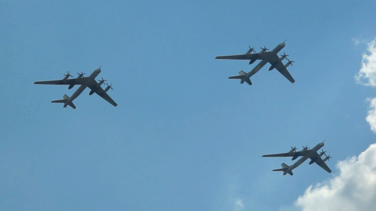 Quân đội Ukraine báo cáo về một chiến dịch tên lửa quy mô lớn của Nga vào ngày 7/3, trong đó 10 máy bay ném bom chiến lược Tupolev Tu-95MS và các tàu chiến trên Biển Đen đã được triển khai để tấn công cơ sở hạ tầng năng lượng và khí đốt trên khắp lãnh thổ Ukraine.