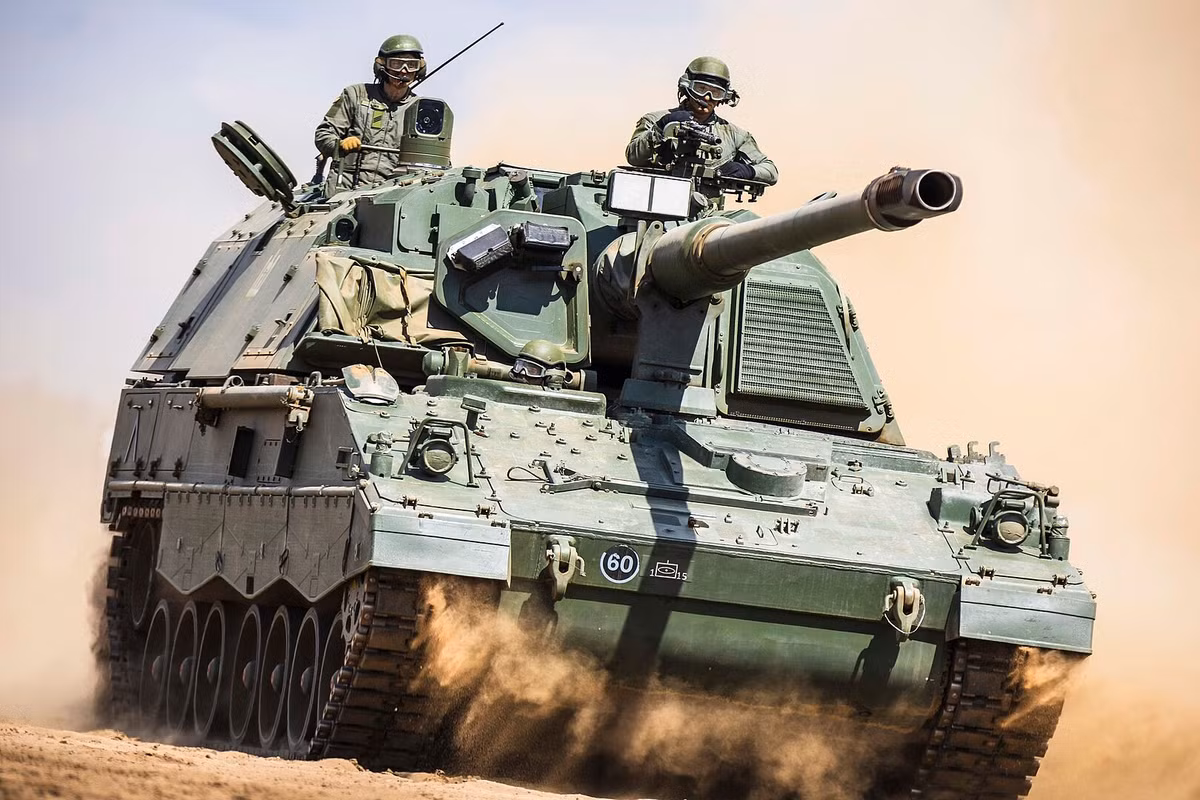 Trên lý thuyết, Panzerhaubitze 2000 là một vũ khí đột phá, được đánh giá cao hơn nhiều hệ thống của Nga như 2S19 Msta-S. Tuy nhiên, sự phức tạp của Panzerhaubitze 2000 lại khiến nó phải trả giá. Với hệ thống thủy lực, điện tử và các thành phần có độ chính xác cao nên hệ thống này đòi hỏi phải được bảo trì phức tạp.