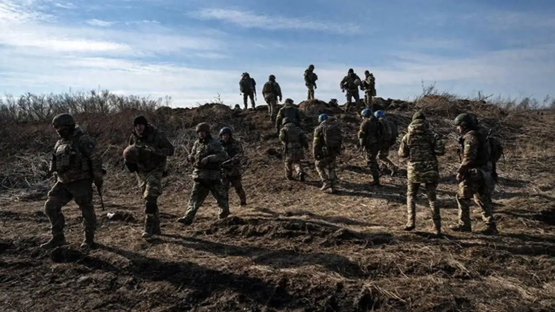 Đồng thời, còn khoảng 150.000 lính đào ngũ đang bị cảnh sát Ukraine truy bắt. Theo nhà quan sát Yuri Podolyaka vào ngày 10/1, phía Ukraine đã công bố số liệu thống kê mới nhất, cho thấy vào tháng 12/2024, có 17.593 binh sĩ Ukraine đào ngũ. Đây là những trường hợp đào ngũ thực sự, không phải vì rời khỏi vị trí chiến đấu rồi tự quay lại. Ảnh: Sohu.