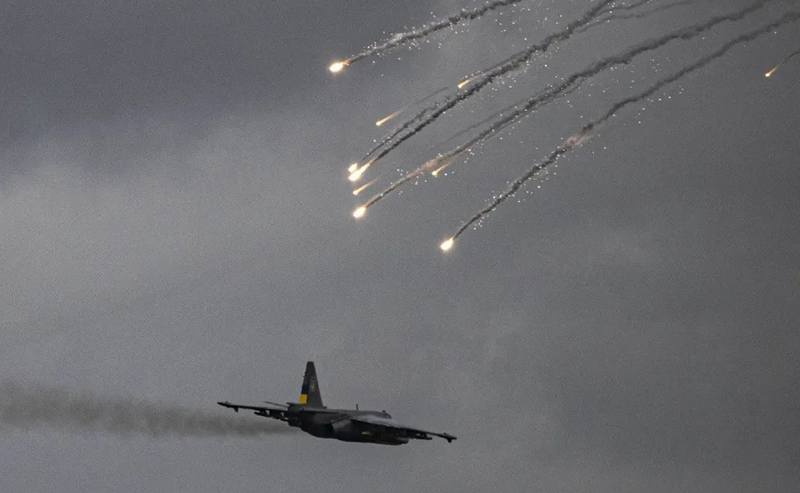 Theo Viện Nghiên cứu Chiến tranh Hoa Kỳ, Quân đội Nga gần đây đã tăng cường pháo kích và không kích bằng bom lượn vào các vị trí phòng thủ của Ukraine tại Pokrovsk. Có vẻ như họ muốn tạo ra các lỗ hổng trên tuyến phòng thủ đang dần ổn định, nhằm hỗ trợ cho các cuộc tấn công thâm nhập của bộ binh. Ảnh: Anadolu Agency.