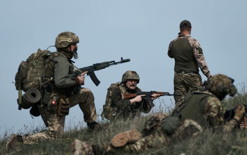 Điều này buộc Quân đội Ukraine phải huy động thêm nhiều bộ binh hơn để đối phó với Nga, làm trầm trọng thêm tình trạng thiếu hụt nhân lực. Việc ép buộc dân thường nhập ngũ đã không còn đáp ứng được nhu cầu của Quân đội Ukraine, khiến một số lượng lớn người dân Ukraine bỏ trốn để tránh bị huy động. Ảnh: Getty Images.