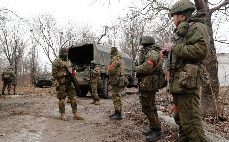 Hiện tại, trong khi tiến hành các đợt tấn công, Quân đội Nga cũng đang tái tổ chức các đơn vị để tích hợp các lực lượng mới điều động vào hệ thống chiến đấu. Một khi quá trình tái tổ chức hoàn tất, họ sẽ tiến hành một cuộc tấn công quy mô lớn. Ảnh: Xinhua.