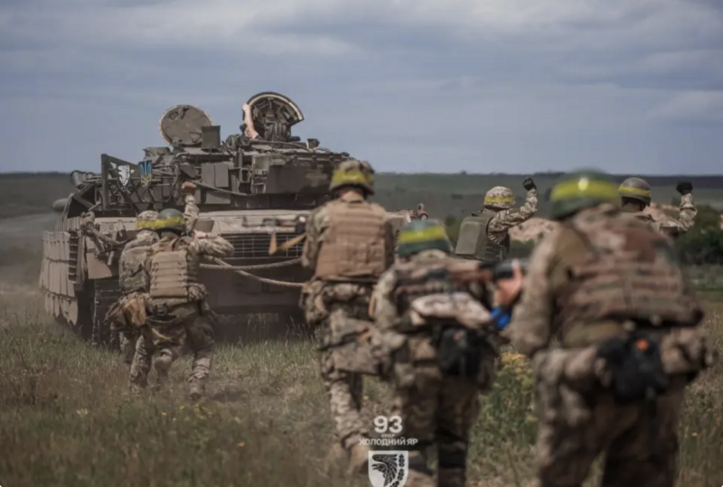 Mặc dù gần đây Quân đội Ukraine đã áp dụng chiến thuật “rút chỗ này bù chỗ kia” để tăng cường một lượng lớn binh lực đến Pokrovsk, giúp chiến tuyến dần ổn định, nhưng sau đó Quân đội Nga cũng bắt đầu điều thêm lực lượng dự bị đến khu vực này. Ngoài ra, họ còn điều động binh lực từ khu vực Kurakhove đến để duy trì nhịp độ tấn công cao. Ảnh: Tencent.