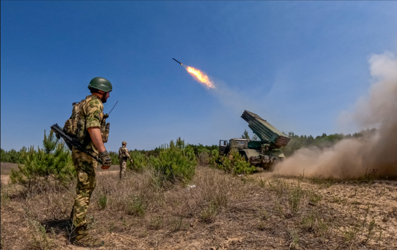 Khi giành quyền kiểm soát những khu vực này, quân đội Nga đã tập trung không kích và pháo kích vào các kho hàng, cây cầu và tuyến giao thông. Điều này giúp thực hiện thành công chiến lược cô lập khu vực giao tranh – bước khởi đầu cho cuộc tấn công vào Sudzha và chiến dịch Potok. Ảnh: TASS