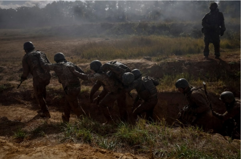 Sự đồng bộ trong các đợt tấn công và hành động của các đơn vị Nga đóng vai trò quan trọng trong chiến dịch này. Ngoài ra, Nga còn làm chậm tốc độ rút lui của binh sĩ Ukraine, điều này có ý nghĩa quan trọng đối với việc kiểm soát hoàn toàn khu vực Kursk. Thành công của quân đội Nga còn được hỗ trợ bởi việc Ukraine thiếu các tuyến phòng thủ kiên cố và gặp khó khăn trong công tác hậu cần. Ảnh: Reuters