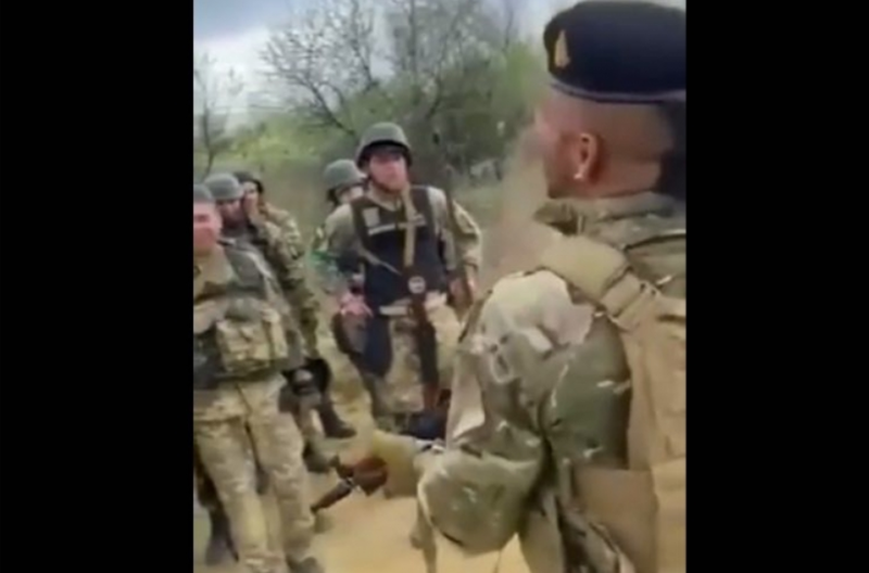 Những binh sĩ Ukraine bị bắt khai với lính thủy đánh bộ Nga rằng các chỉ huy của họ đã rút hoàn toàn khỏi khu vực và di chuyển đến tỉnh Sumy khi tuyến đường cao tốc Sudzha-Yunakovka vẫn còn nằm trong tầm kiểm soát của quân đội Ukraine. Đồng thời, các lính đánh thuê nước ngoài cũng được rút khỏi khu vực này. Ảnh: Aif.ru