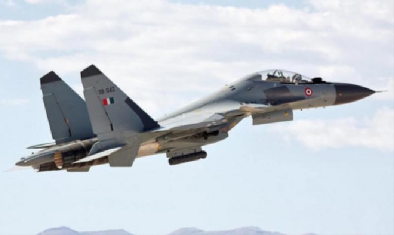 Khi tiêm kích Su-30MKI của Ấn Độ liều lĩnh xâm nhập không phận tỉnh Punjab của Pakistan, Không quân Pakistan đã lập tức điều động tiêm kích J-10CE mang theo tên lửa siêu xa PL-15 khẩn cấp xuất kích. Ảnh: IAF