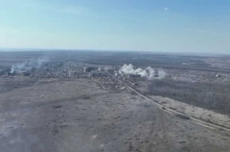 Chiến thuật này khiến quân Ukraine hoàn toàn bối rối. Tại sao? Bởi Nga dùng cách này tạo ra ảo giác về một cuộc tấn công quy mô lớn trên toàn mặt trận, khiến quân Ukraine như ruồi không đầu, luôn phải đoán xem Nga thực sự sẽ mở đợt tấn công chính từ hướng nào. Ảnh: Aif.ru