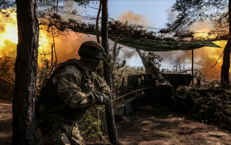 Ngay trong đêm ngày 12/4, ít nhất một tiểu đoàn thuộc Lữ đoàn 93 đã đến được phòng tuyến Kalynivka và lập tức đụng độ ác liệt với Trung đoàn cơ giới số 242 thuộc Sư đoàn 20 của Nga. Đồng thời, lực lượng tiếp viện tiếp theo của Lữ đoàn 93 cũng chạm trán trực diện với đội hình tiên phong của Trung đoàn xe tăng số 68 thuộc Sư đoàn 150 Nga trên tuyến đường cao tốc H-20. Ảnh: TASS