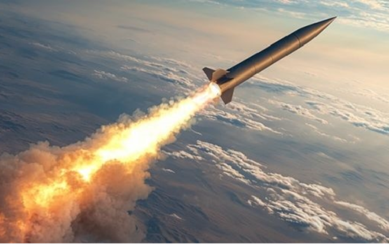 Với tốc độ tối đa Mach 12, nó từng khiến Ukraine hiểu nhầm rằng Nga đã sử dụng tên lửa đạn đạo liên lục địa, gây chấn động toàn cầu. Chỉ khi Mỹ và Nga xác nhận đây là tên lửa tầm trung, tình hình mới lắng xuống. Ảnh: Top War