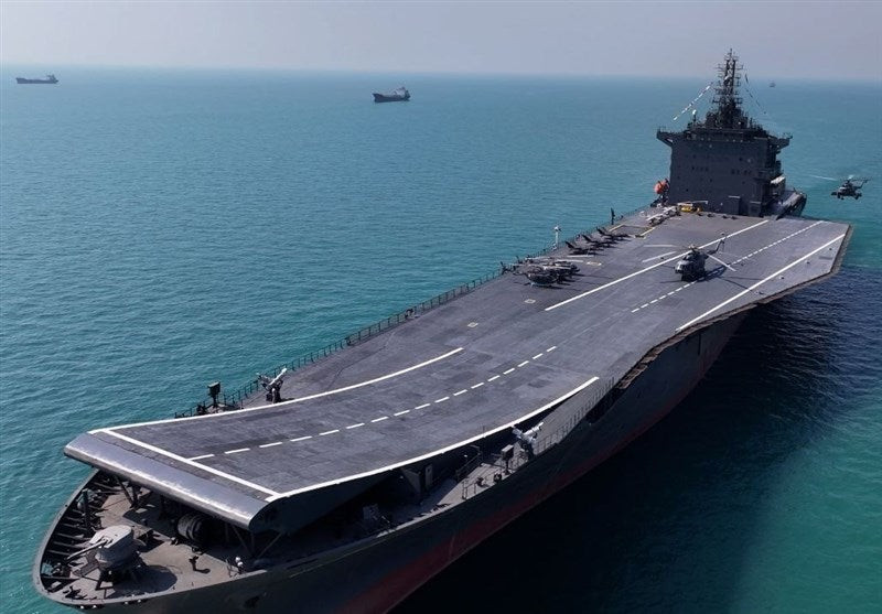 Tàu có đường băng dài 180m để cất và hạ cánh UAV, tầm hoạt động lên đến 22.000 hải lý mà không cần tiếp nhiên liệu. Trong buổi lễ ra mắt, Tư lệnh IRGC, Thiếu tướng Hossein Salami tuyên bố con tàu có thể hoạt động độc lập trong một năm. Trong bối cảnh căng thẳng gia tăng với Israel và khả năng đối đầu với Mỹ dưới thời Donald Trump, Iran đang thể hiện sức mạnh quân sự mới của mình. Theo ông Salami, "Iran không những không suy yếu mà còn mạnh hơn trước rất nhiều".