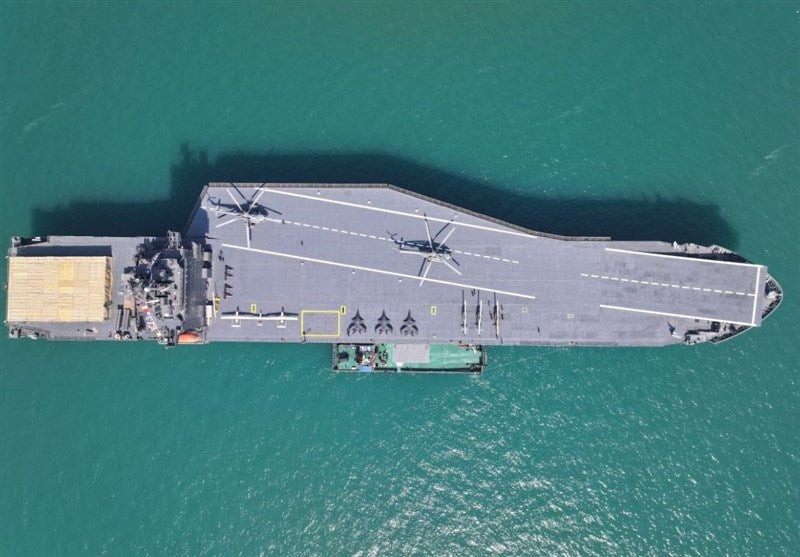 Ngoài UAV, tàu còn có thể triển khai các thiết bị không người lái hoạt động trên mặt nước, bao gồm tàu tấn công tự sát và tàu ngầm không người lái. Về vũ khí, tàu được trang bị hệ thống pháo tự động, bệ phóng tên lửa container và hệ thống phòng không tầm ngắn và trung.