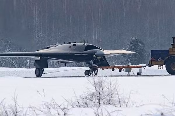 Hiện tại, Nga đã có UAV trinh sát-tấn công hạng nặng S-70 "Okhotnik", có thể phát hiện và cung cấp tọa độ mục tiêu cho tên lửa chống hạm. Sự phát triển của UAV trong hải quân Nga sẽ giúp tăng cường khả năng trinh sát, tấn công mục tiêu trên mặt nước và đất liền.