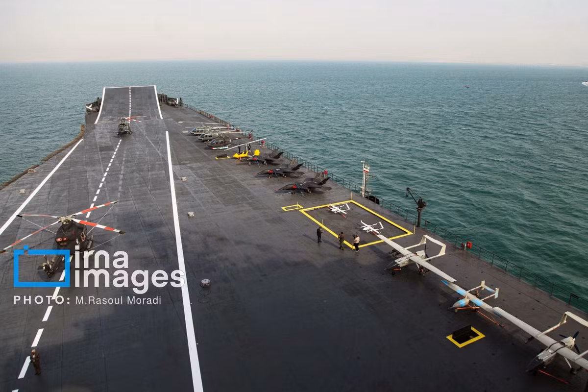 Trên boong tàu cũng xuất hiện các UAV có hình dáng tương tự mẫu chiến đấu cơ tàng hình Qaher 313 của Iran, nhưng với kích thước nhỏ hơn. Theo truyền thông Iran, Qaher 313 đã được phát triển từ năm 2023 và thực hiện chuyến bay đầu tiên vào năm 2024. Tuy nhiên, chưa rõ các UAV trên tàu có phải là phiên bản không người lái của Qaher 313 hay chỉ là mô hình trưng bày.