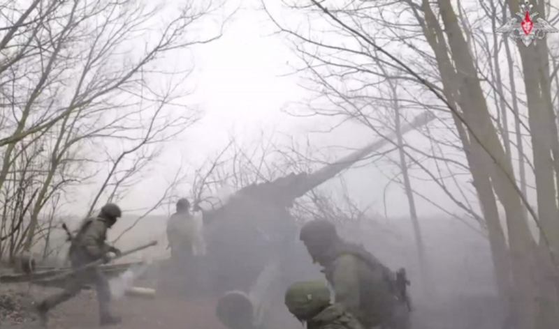 Theo nhà quan sát Yuri Podolyaka ngày 14/2, mặc dù quân đội Ukraine chỉ kiểm soát được một vài tòa nhà ở phía bắc ngôi làng Cherkasskaya Konopelka nhưng các hoạt động dọn dẹp của quân đội Nga tại đây đã rơi vào tình trạng đình trệ. Ảnh: Bộ Quốc phòng Nga