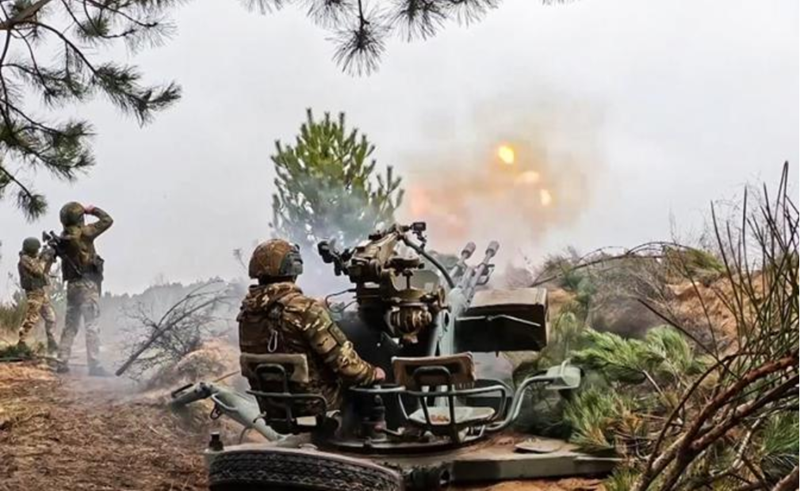 Trận chiến kéo dài suốt đêm, cho đến khi trời sáng, lực lượng cơ giới Nga từ rừng lao ra, mở đợt tấn công chớp nhoáng. Phía Ukraine lập tức phản ứng bằng cách sử dụng pháo binh bắn đạn chùm để làm rối loạn đội hình quân Nga. Ảnh: TASS