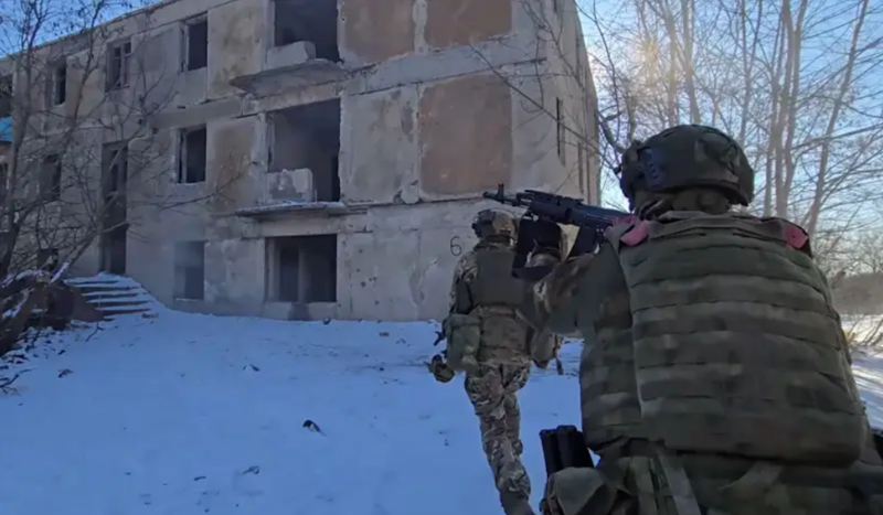 Để phân tán lực lượng Ukraine đang tập trung tại Sudzha và ngăn họ tiếp tục đột phá về phía đông nam, quân đội Nga đã phát động một cuộc tấn công quy mô lớn trên mặt trận phía tây. Trọng điểm của cuộc tấn công là khu vực Sverdlikovo, nơi quân Nga đã thọc sâu vào tuyến phòng thủ của Ukraine. Ảnh: Top War