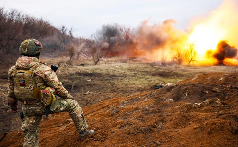 Chính tại khu vực này, quân đội Ukraine đã phát hiện bộ binh Triều Tiên bằng thiết bị nhìn đêm, dẫn đến một trận chiến ác liệt. Lực lượng Ukraine sử dụng xe chiến đấu bộ binh Bradley với pháo 25mm bắn dồn dập vào bộ binh Nga - Triều Tiên, trong khi quân Nga triển khai máy bay không người lái dẫn đường bằng cáp quang để tấn công Bradley. Pháo binh hai bên cũng liên tục nã đạn vào vị trí đối phương. Ảnh: TASS