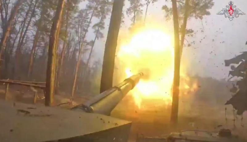 Ngoài ra, quân Ukraine vẫn kiểm soát một vùng đồng rộng lớn xung quanh ngôi làng. Vì vậy, trong khi tấn công vào khu vực đô thị, quân Nga cũng cần khẩn trương quét sạch các vị trí Ukraine tại những cánh đồng xung quanh. Nếu không, ngay cả khi chiếm được ngôi làng, quân Nga có thể sẽ rơi vào tình thế bị Ukraine bao vây từ ba phía. Ảnh: Bộ Quốc phòng Nga