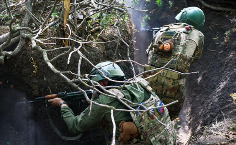 Giao tranh ác liệt kéo dài đến tận chiều, cuối cùng, quân Nga - Triều Tiên quyết định rút lui. Sau trận chiến, quân Nga đã phá hủy một số vị trí hỏa lực của Ukraine, nhưng đồng thời cũng chịu tổn thất lớn về bộ binh. Ảnh: TASS
