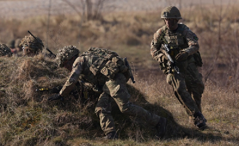 Theo kênh Telegram “Chiến dịch Z: Phóng viên chiến tranh của Mùa xuân Nga”, Lực lượng của Lữ đoàn Thủy quân lục chiến 155 cùng với máy bay tấn công của Trung đoàn 30 và Lực lượng Đặc nhiệm Akhmat, đã tiến hành giải tỏa khu rừng Ivashkovsky và khép chặt hai bên sườn gần trang trại Kubatkin, nơi các binh sĩ đang tổ chức phòng thủ toàn diện. Ảnh: Getty Images