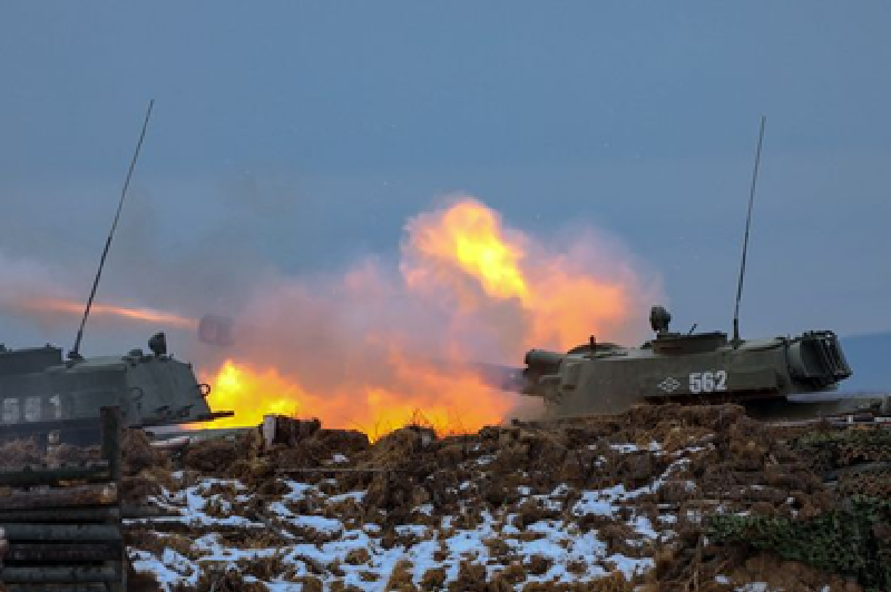 Khi tinh thần chiến đấu của quân Ukraine suy giảm nghiêm trọng và nguồn lực cạn kiệt, quân Nga đã quyết đoán phát động đòn tấn công mang tính quyết định. Trước hỏa lực áp đảo và không đủ sức phản kháng, quân Ukraine buộc phải chọn cách rút lui để bảo toàn lực lượng. Tuy nhiên, cuộc rút lui này nhanh chóng biến thành một cuộc tháo chạy trong hỗn loạn. Ảnh: Global Look Press