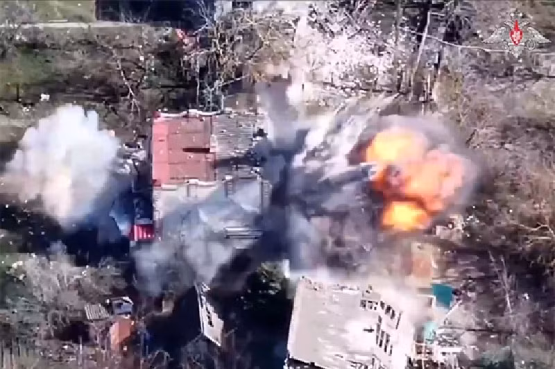 Đặc biệt quan trọng là quân Nga đã khéo léo giăng bẫy trên chiến trường Constantinople bằng chiến thuật “túi lửa” và cố tình để lại một “lối thoát”. Khi các trinh sát Ukraine phát hiện ra con đường này, họ lập tức báo cáo lên bộ chỉ huy tiền tuyến. Tưởng rằng đã tìm được cơ hội sống sót, quân Ukraine không ngờ rằng đây chính là cái bẫy mà Nga đã sắp đặt. Ảnh minh họa: Bộ Quốc phòng Nga