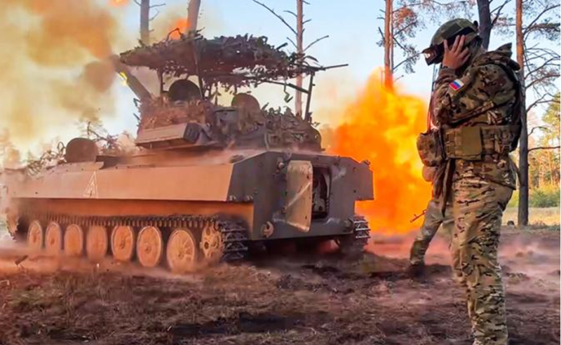 Những binh sĩ Ukraine rời khỏi công sự vững chắc thường buộc phải vứt bỏ vũ khí hạng nặng để chạy thoát nhanh hơn. Nhưng họ không hay biết rằng quân Nga đã chuẩn bị sẵn một mạng lưới hỏa lực dày đặc trên tuyến đường rút lui, bao gồm máy bay không người lái, tên lửa tầm xa, pháo phản lực và lựu pháo. Khi các xe quân sự và bộ binh Ukraine tháo chạy, họ lần lượt bị hỏa lực Nga bao trùm, gây ra tổn thất nặng nề. Ảnh: TASS