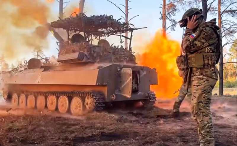 Những binh sĩ Ukraine rời khỏi công sự vững chắc thường buộc phải vứt bỏ vũ khí hạng nặng để chạy thoát nhanh hơn. Nhưng họ không hay biết rằng quân Nga đã chuẩn bị sẵn một mạng lưới hỏa lực dày đặc trên tuyến đường rút lui, bao gồm máy bay không người lái, tên lửa tầm xa, pháo phản lực và lựu pháo. Khi các xe quân sự và bộ binh Ukraine tháo chạy, họ lần lượt bị hỏa lực Nga bao trùm, gây ra tổn thất nặng nề. Ảnh: TASS