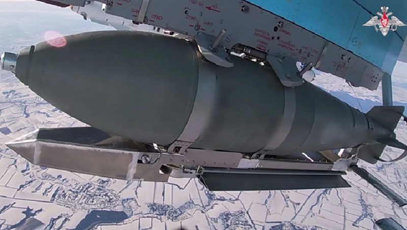 “Bom của Nga được trang bị hệ thống định vị toàn cầu đáng tin cậy, có khả năng nhận tín hiệu mã hóa và chống nhiễu tốt”, theo Tom Whittington, chuyên gia vũ khí thuộc Viện Nghiên cứu Quốc phòng Hoàng gia Anh (RUSI). Viện Nghiên cứu Quốc phòng Hoàng gia Anh (RUSI) trong báo cáo của mình nhấn mạnh rằng bom lượn chính là vũ khí mang tính quyết định trong các cuộc tấn công của Nga. Ảnh: Bộ Quốc phòng Nga