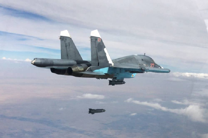 Khi Ukraine cố gắng đưa các hệ thống phòng không của mình tiến gần hơn đến tiền tuyến, Nga đã nhanh chóng phát hiện và tiêu diệt chúng, chủ yếu bằng tên lửa đạn đạo Iskander. Trên thực tế, gần tiền tuyến, Ukraine chỉ có thể triển khai các hệ thống phòng không di động tầm ngắn và trung (như Avenger hoặc Stormer Starstreak). Tuy nhiên, các hệ thống này hoàn toàn vô dụng trước máy bay mang bom lượn. Ảnh: Bộ Quốc phòng Nga