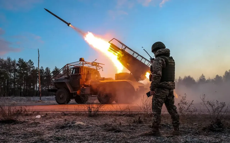 Các binh sĩ Kiev cố gắng dự đoán tuyến đường tấn công và triển khai mìn chống bộ binh, chống tăng, đồng thời chuẩn bị các vị trí hỏa lực để tấn công quân Nga trước khi họ có thể khai hỏa vào công sự, theo RUSI. Ảnh: TASS