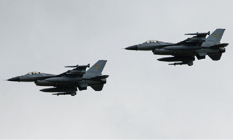 Người Ukraine đã ngây thơ đặt kỳ vọng vào chiến đấu cơ F-16, tin rằng chúng có thể tiêu diệt máy bay ném bom Nga. Tuy nhiên, theo nhà phân tích quân sự David Axe của Forbes, cho đến nay chưa có bất kỳ trường hợp nào như vậy xảy ra. Ảnh: Reuters