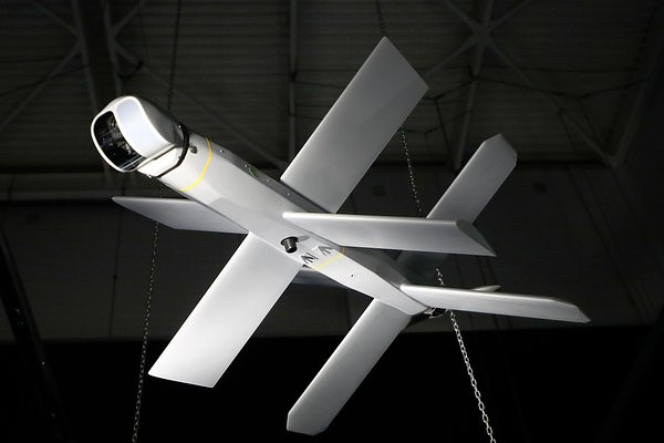 Lancet là loại UAV tấn công tự sát, được thiết kế để tiêu diệt các mục tiêu cụ thể như xe tăng, pháo binh và hệ thống phòng không. Với thiết kế nhỏ gọn và khả năng tấn công chính xác, Lancet đã được Nga triển khai để tăng cường khả năng tấn công chính xác trên chiến trường.