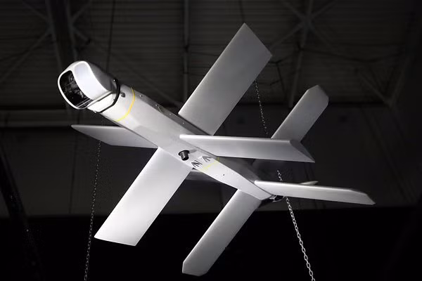 Lancet là loại UAV tấn công tự sát, được thiết kế để tiêu diệt các mục tiêu cụ thể như xe tăng, pháo binh và hệ thống phòng không. Với thiết kế nhỏ gọn và khả năng tấn công chính xác, Lancet đã được Nga triển khai để tăng cường khả năng tấn công chính xác trên chiến trường.