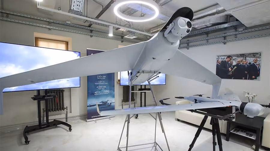 Geran-2, được biết đến với tên gọi Shahed-136 trong biên chế Iran, là loại UAV tự sát (kamikaze) được Nga sử dụng rộng rãi để tấn công các mục tiêu quan trọng của Ukraine. Với khả năng mang đầu đạn lớn và tầm bay xa, Geran-2 đã gây ra nhiều thiệt hại đáng kể cho hạ tầng và lực lượng quân sự Ukraine.