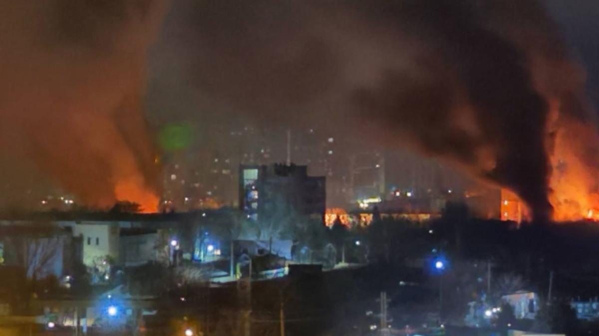 Thị trưởng Odessa Gennadii Trukhanov cáo buộc: "Nga đã tấn công dữ dội thành phố. Cơ sở hạ tầng dân sự, các cơ sở thương mại bị thiêu rụi, nhiều phương tiện bị phá hủy”.