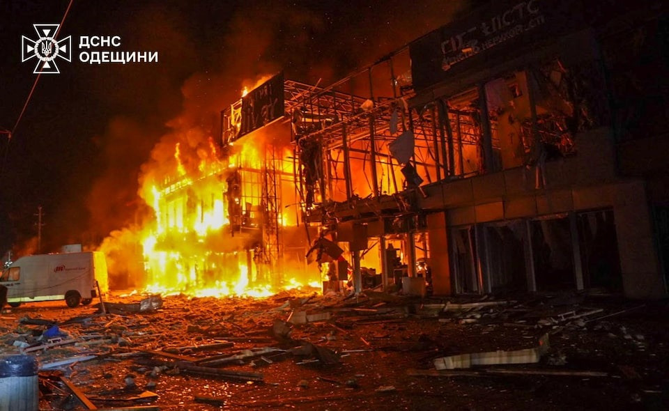 Theo hãng thông tấn Reuters đưa tin ngày 21/3/2025, Nga một lần nữa đã tấn công Odessa, thành phố bên bờ Biển Đen của Ukraine vào đêm 20/3 bằng máy bay không người lái, cuộc tấn công đã gây ra một vụ hỏa hoạn lớn. Các quan chức Ukraine cho biết, cuộc tấn công diễn ra khi Tổng thống Cộng hoà Séc có chuyến đến thăm Ukraine. Ảnh Reuters