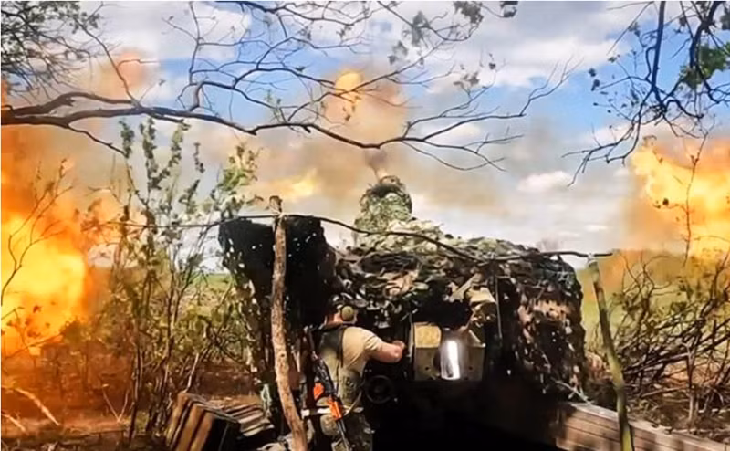 Theo kênh Telegram của Oleg Tsarev từ cuối tuần trước, các cuộc tấn công của quân đội Ukraine chủ yếu tập trung ở khu vực Sudzha. Thực tế, gọi đó là phản công sẽ phù hợp hơn, bởi vì mục tiêu của quân Ukraine không phải để chiếm thêm lãnh thổ mới mà là giành lại các vị trí đã mất trong vài ngày qua, nhằm củng cố khả năng phòng thủ tốt hơn. Ảnh: TASS 