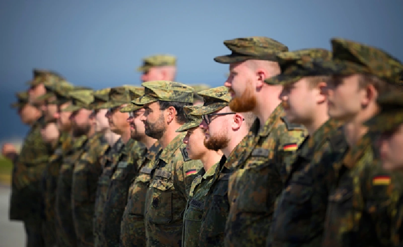 Các nước châu Âu và chính quyền ông Trump vẫn đang thảo luận về việc Mỹ có thể hỗ trợ những gì cho một lực lượng quốc tế và châu Âu sẵn sàng đóng góp đến đâu. Dù chỉ trích Trump vì loại họ khỏi bàn đàm phán, các lãnh đạo châu Âu thừa nhận rằng kế hoạch của họ phụ thuộc nhiều vào sự hỗ trợ của Mỹ. Ảnh: Getty Images