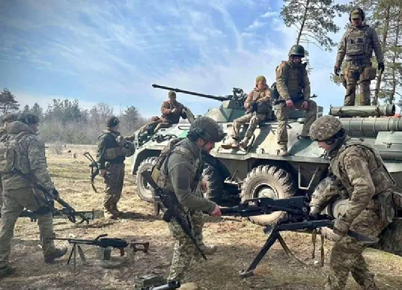 Ngoài ra, Pete Hegseth, Bộ trưởng Bộ Quốc phòng Mỹ, nhấn mạnh rằng mặc dù chính quyền ông Trump muốn lực lượng quân sự từ cả châu Âu và ngoài châu Âu tham gia đảm bảo an ninh, nhưng những lực lượng này “nên được triển khai trong một sứ mệnh phi NATO và không nằm trong phạm vi bảo vệ của Điều 5 [Hiến chương NATO về hỗ trợ lẫn nhau]. Đồng thời, phải có sự giám sát quốc tế chặt chẽ đối với đường ranh giới như một phần rõ ràng của bất kỳ cam kết an ninh nào”. Ảnh: Top War