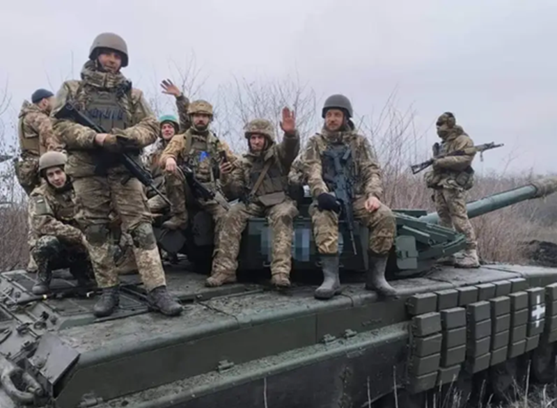 Ông nói thêm: “Tôi không nói điều này một cách dễ dàng. Tôi hiểu rõ trách nhiệm nặng nề khi đưa các quân nhân Anh vào vùng nguy hiểm. Nhưng bất kỳ vai trò nào trong việc đảm bảo an ninh cho Ukraine cũng đồng nghĩa với việc bảo vệ an ninh cho châu Âu và cho chính nước Anh.” Tuy nhiên, ông không đưa ra chi tiết cụ thể về kế hoạch này. Ảnh: Top War