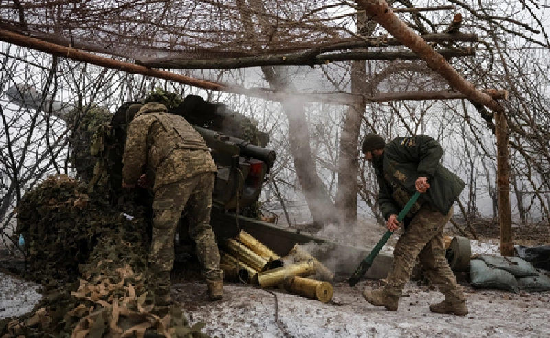 Ngoài cam kết cung cấp viện trợ quân sự trị giá 3 tỷ bảng mỗi năm (khoảng 3,79 tỷ USD) cho Ukraine đến ít nhất năm 2030, ông Starmer nhấn mạnh rằng ủng hộ Kyiv có nghĩa là “phải sẵn sàng và sẵn lòng đóng góp vào các cam kết an ninh cho Ukraine, bao gồm cả việc triển khai binh sĩ của chúng ta tại đó.” Ảnh: Reuters