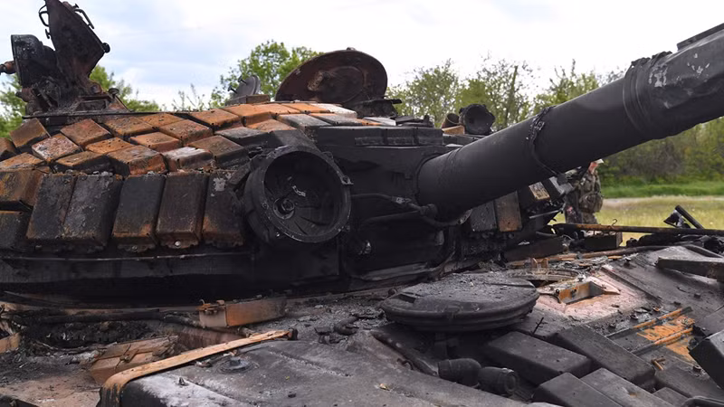 Con số này chênh lệch rất lớn so với dữ liệu do Bộ Tổng tham mưu Ukraine cung cấp trước đó. Theo phía Ukraine, quân đội Nga đã mất hơn 3.000 xe tăng và gần 9.000 xe bọc thép trong năm ngoái, cao hơn gấp 2,35 lần so với số liệu từ viện nghiên cứu Anh, cho thấy sự sai lệch đáng kể trong báo cáo. Ảnh: RIA Novosti