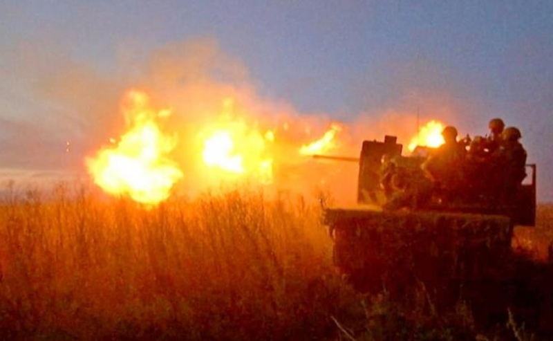 Ở phía đông Pokrovsk, quân đội Nga cũng đã giành lại làng Vodyanoye Vtoroye, nơi họ đã mất vài ngày trước đó. Trước tiên, Nga chiếm lại khu công nghiệp ở phía đông bắc ngôi làng, sau đó từng bước kiểm soát toàn bộ khu vực. Thông thường, khu công nghiệp là trung tâm phòng thủ của một ngôi làng, nên việc chiếm được khu vực này giúp quân Nga nhanh chóng kiểm soát phần còn lại. Ảnh: TASS