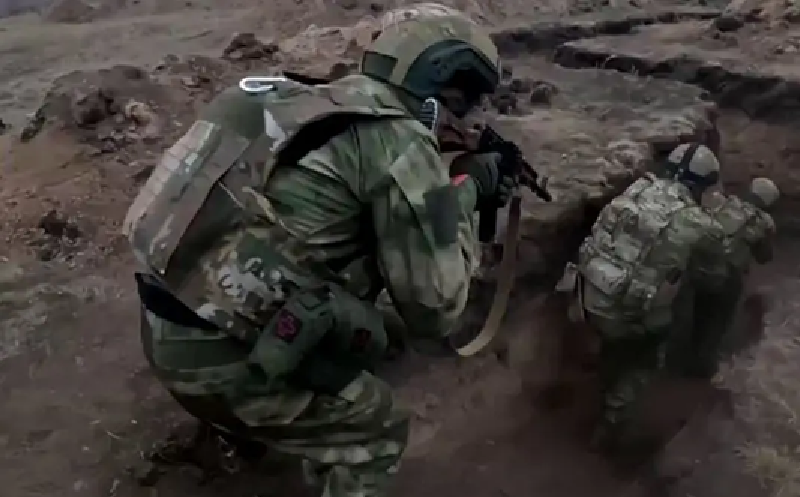 Theo thông tin từ các phóng viên chiến trường Yuri Kotnok và Yuri Podolyaka vào tối ngày 13/2, giao tranh ở khu vực phía nam mặt trận Pokrovsk vẫn đang tiếp diễn. Sau một ngày chiến đấu, một bước ngoặt rất có lợi cho quân đội Nga đã xuất hiện: Lữ đoàn bộ binh cơ giới số 74 của Nga đã tái chiếm khu công nghiệp tại Mỏ số 3 thuộc làng Pishchane. Ảnh: Top War