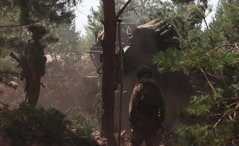 Xa hơn ở phía nam, tại Kurakhove, quân đội Nga gần như đã hoàn toàn chiếm được Andriivka. Dọc theo tuyến đường chính, quân đội Nga đầu tiên nhanh chóng kiểm soát được phía tây của làng, sau đó tiến lên phía bắc dọc theo các con đường nhánh, đánh chiếm toàn bộ ngôi làng và tiến đến con đường đất ở ngoại ô phía bắc, đồng thời cắt đứt một tuyến hậu cần còn lại của quân đội Ukraine. Ảnh: TASS